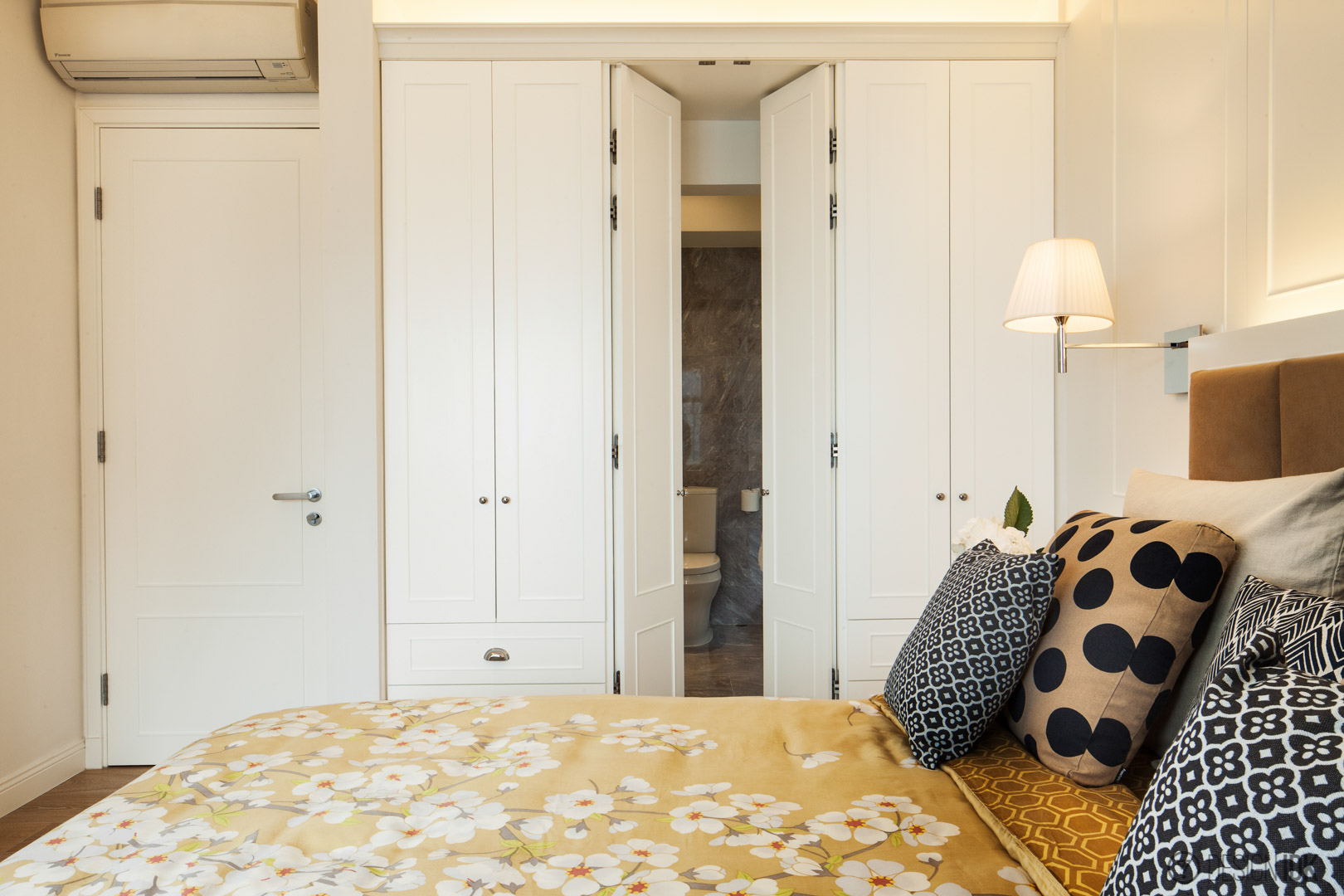 床尾的电视前与浴室门分别以双趟门与双掩门的设计, 增添欧洲大宅的