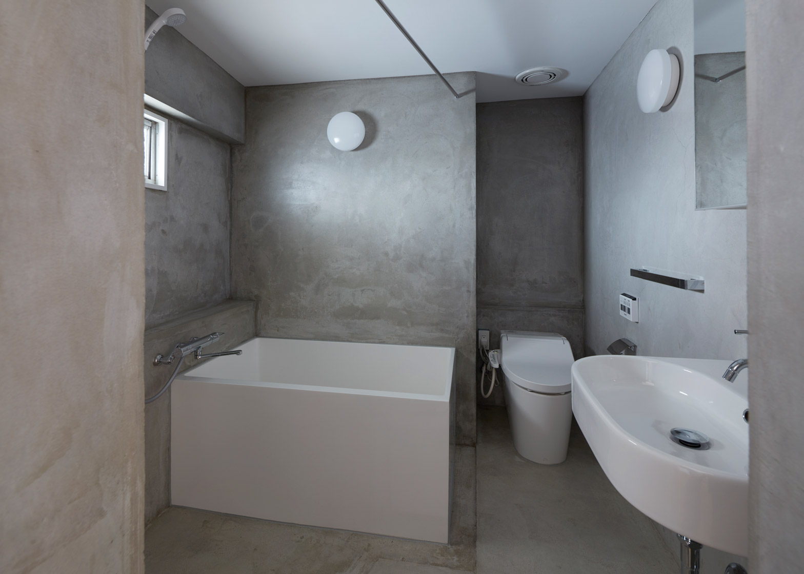 Small-Apartment-FrontOfficeStudio-Tokyo-Bathroom-Humble-Homes